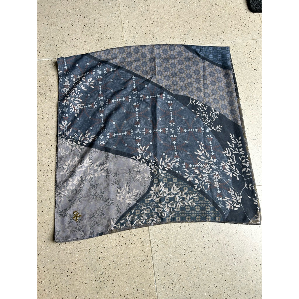 Preloved Puru Kambera Signature Scarf