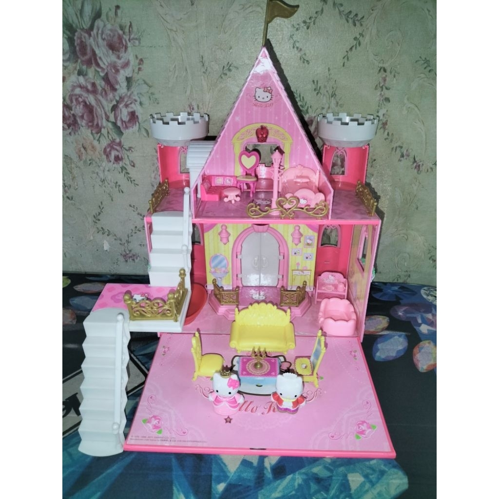 Kastil/Istana/Rumah Hello Kitty preloved(lengkap isiannya)
