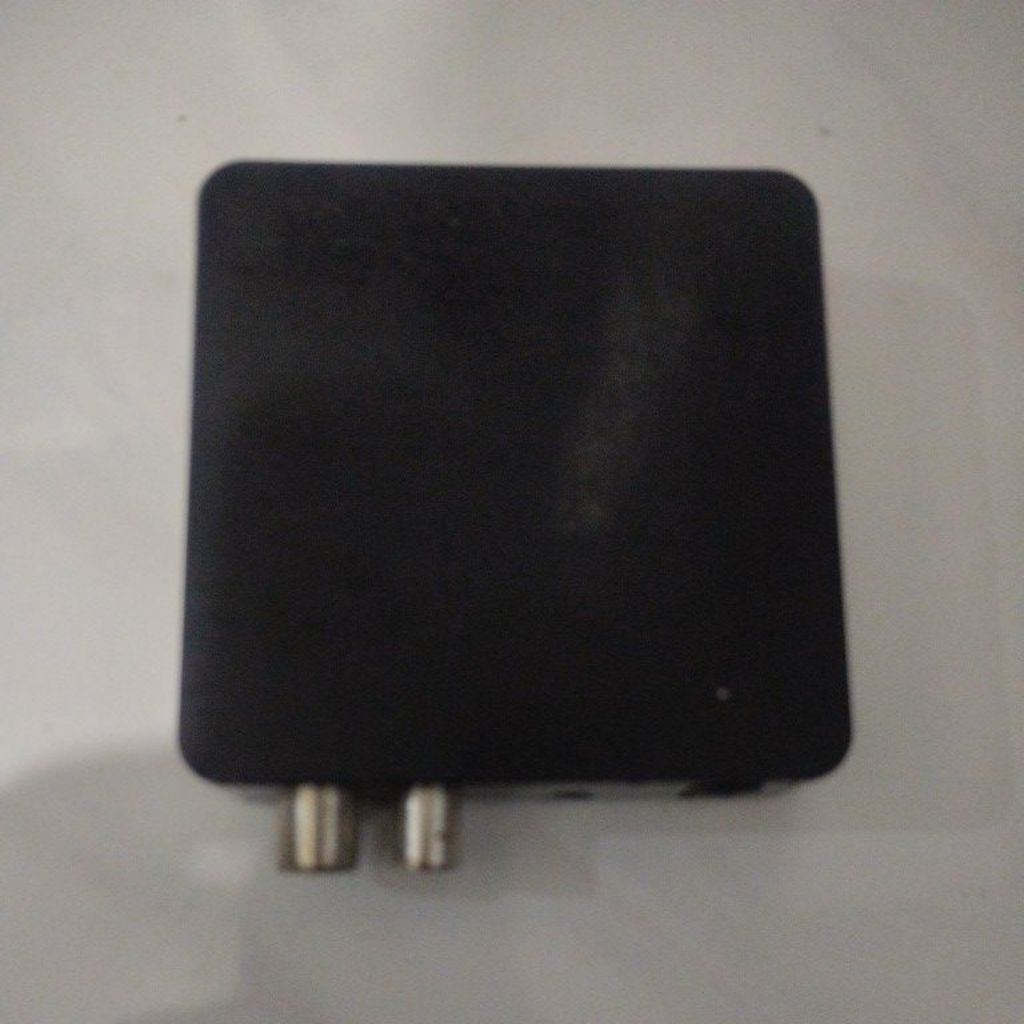 Bekas dekoder TV digital atau set-top box (STB) Rusak..