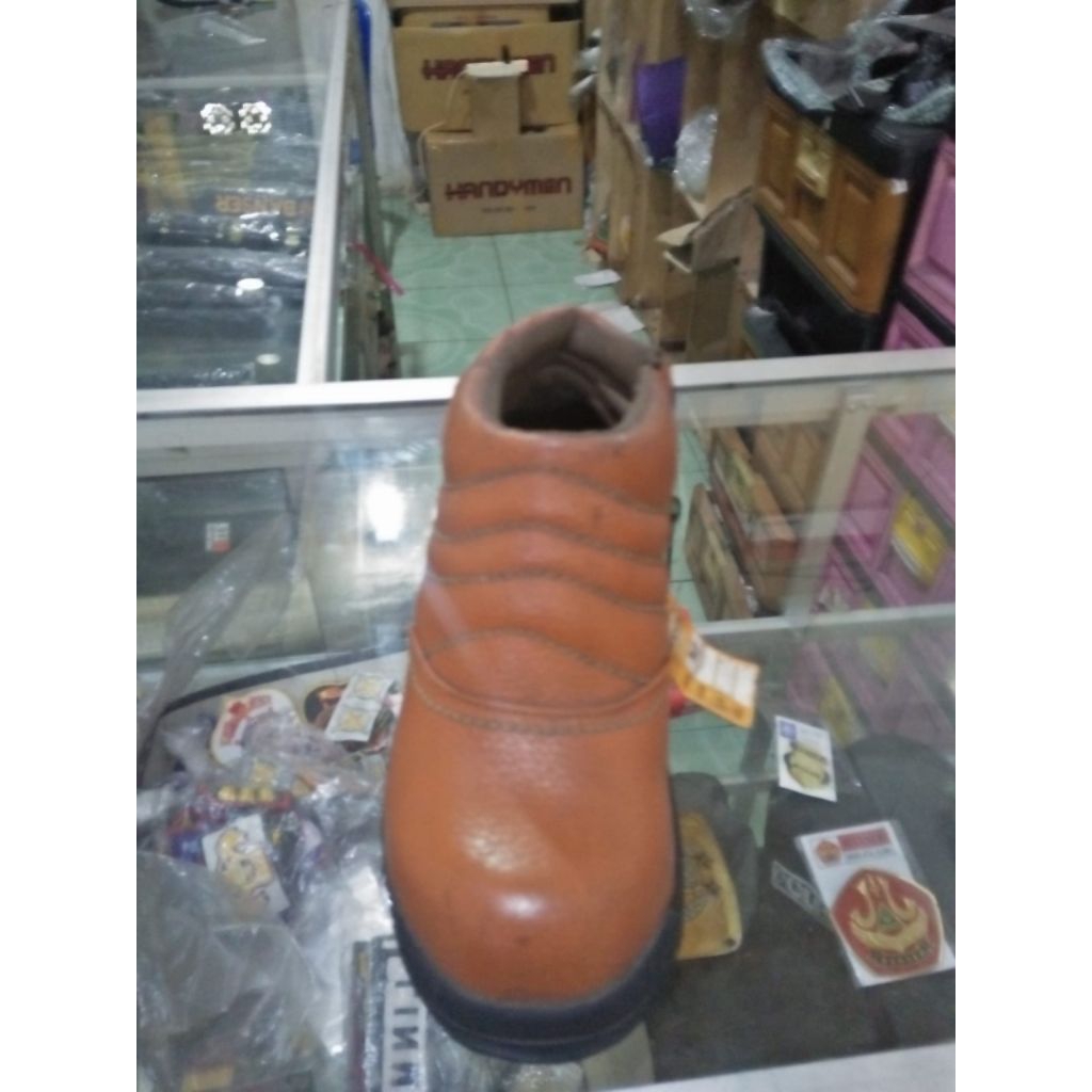 sepatu safety handyman warna coklat ukuran 39, 40, 42, 43