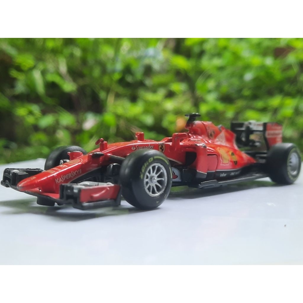 Bburago Ferrari SF15-T F1 1:43 Minus