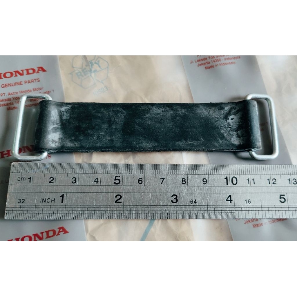 karet pengikat aki accu universal . kususnya untuk honda  pcx 150 160 adv 150 160 ori