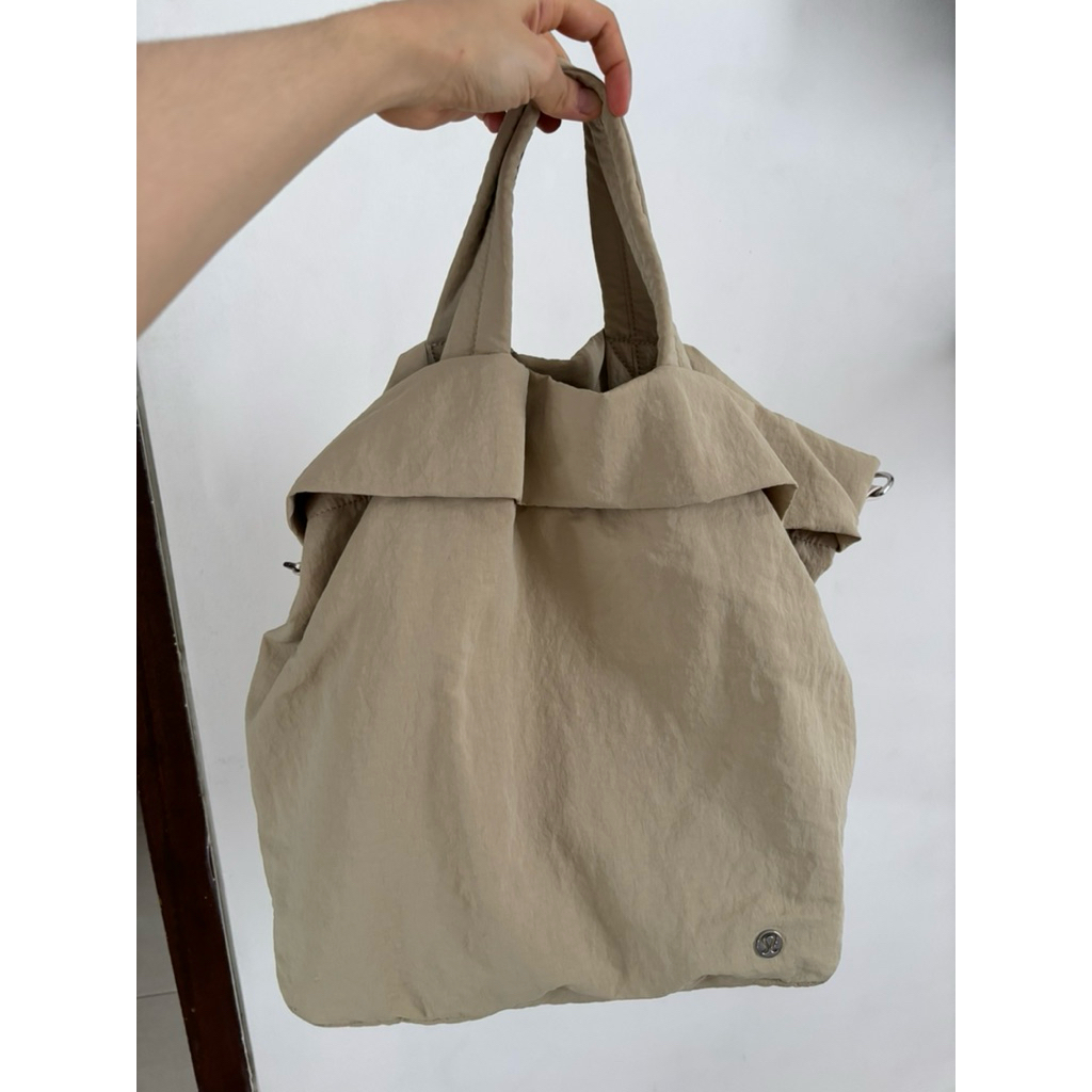 Lululemon tote bag (on my level 20L)
