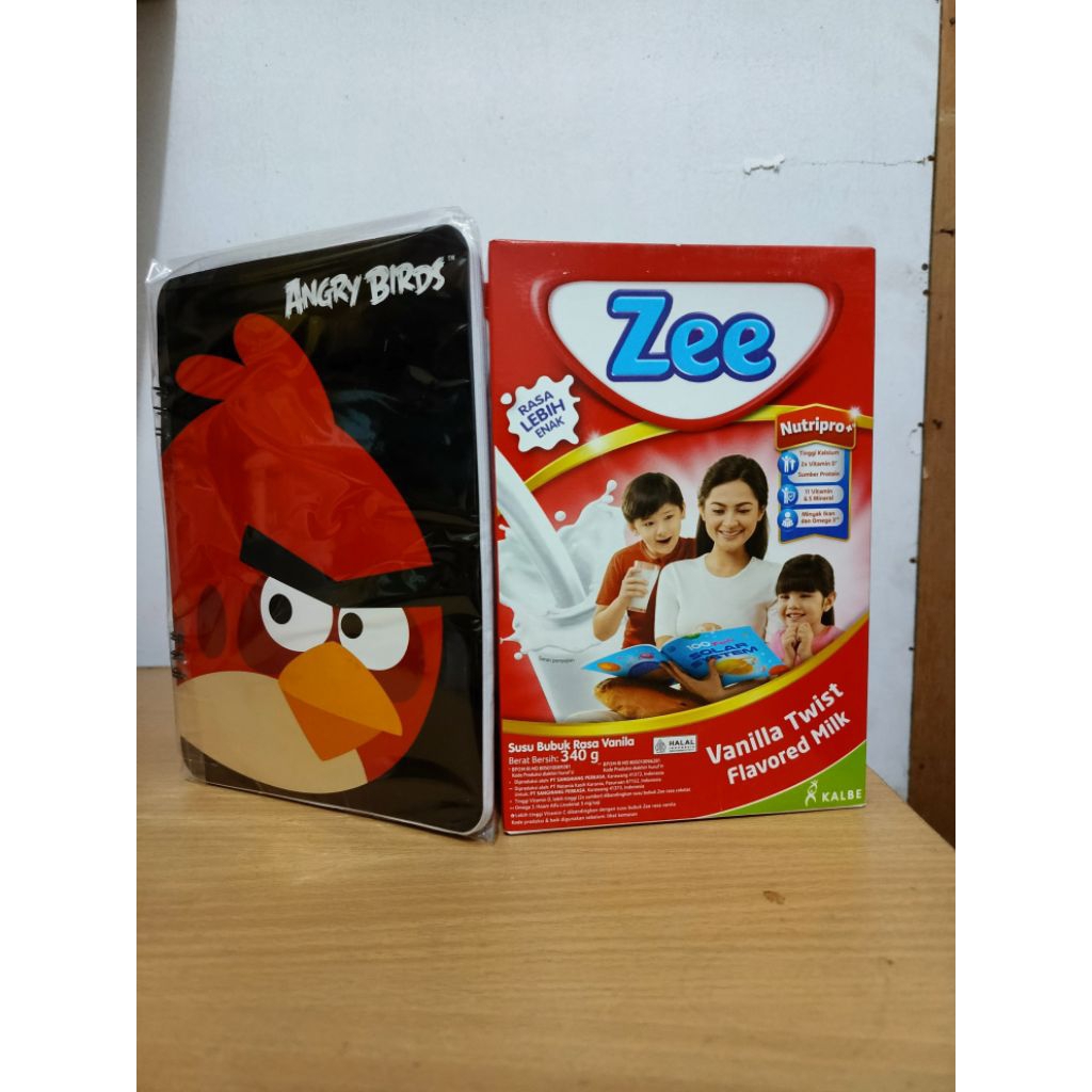 Zee reguler milk 340g  dengan 3 varian rasa coklat/ vanila / strawberry. pembelian vanila 4 box. ber
