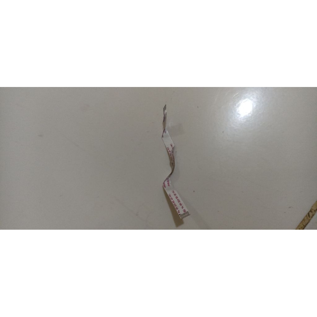 kabel sirkuit fleksibel (FPC) atau kabel datar fleksibel (FFC).