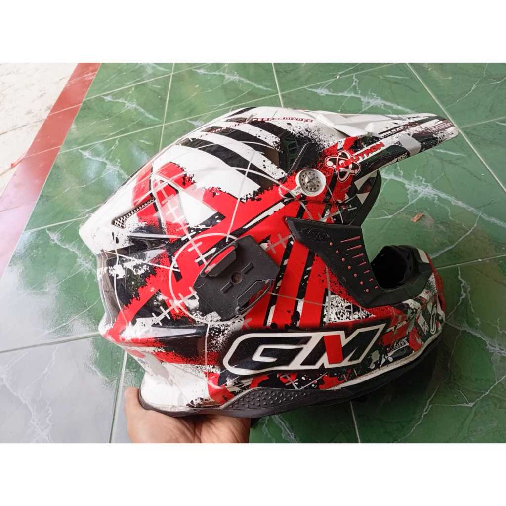 helm cross merk GM hlem GM cross bekas