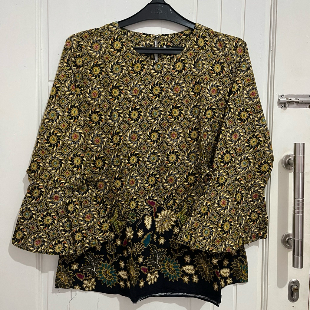 Benang Raja Atasan Batik Lengan Panjang