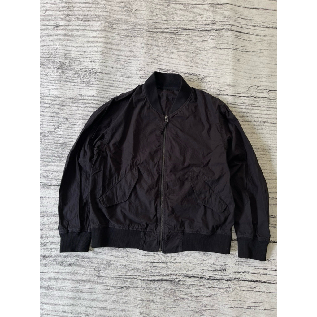 uniqlo bomber harington hitam pekat