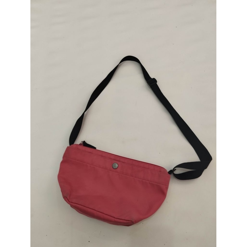tas selempang UNIQLO sling bag