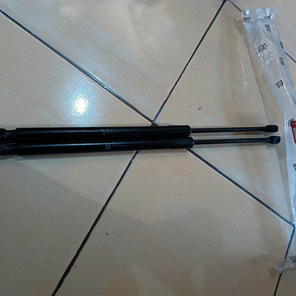 hidrolik pintu belakang mobilio original bawaan mobil