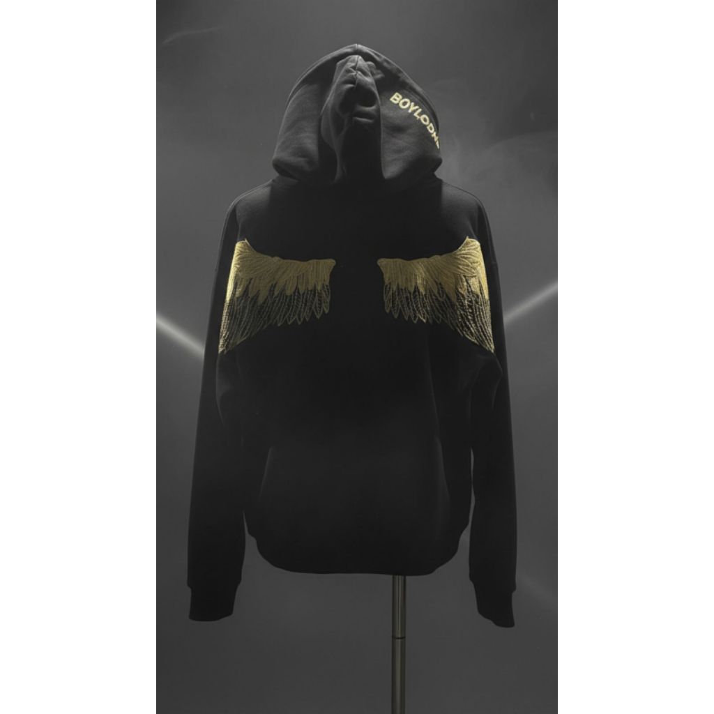 hoodie Boy London hitam dengan bordir sayap emas. (size s)