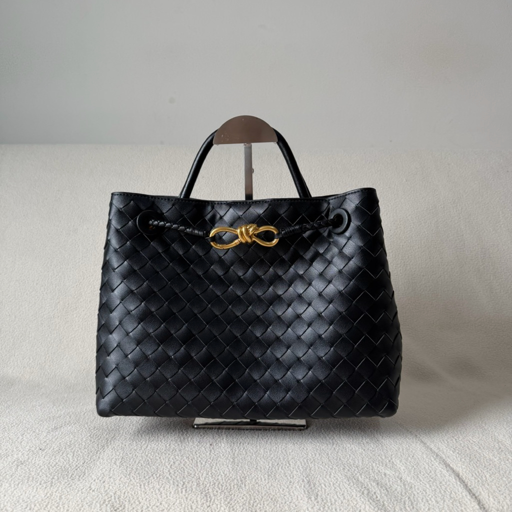 BV - Medium Andiamo Crossbody Black