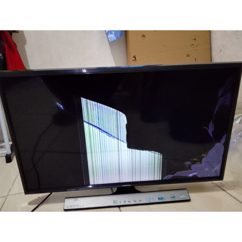 SAMSUNG LED TV  32"  PECAH LAYAR