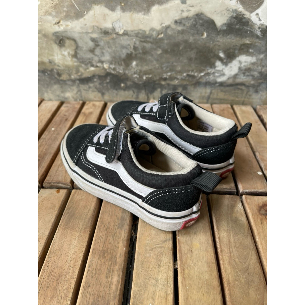 Preloved Vans Toddler Old Skool V shoe in black with hook-and-loop closure | Sepatu anak original