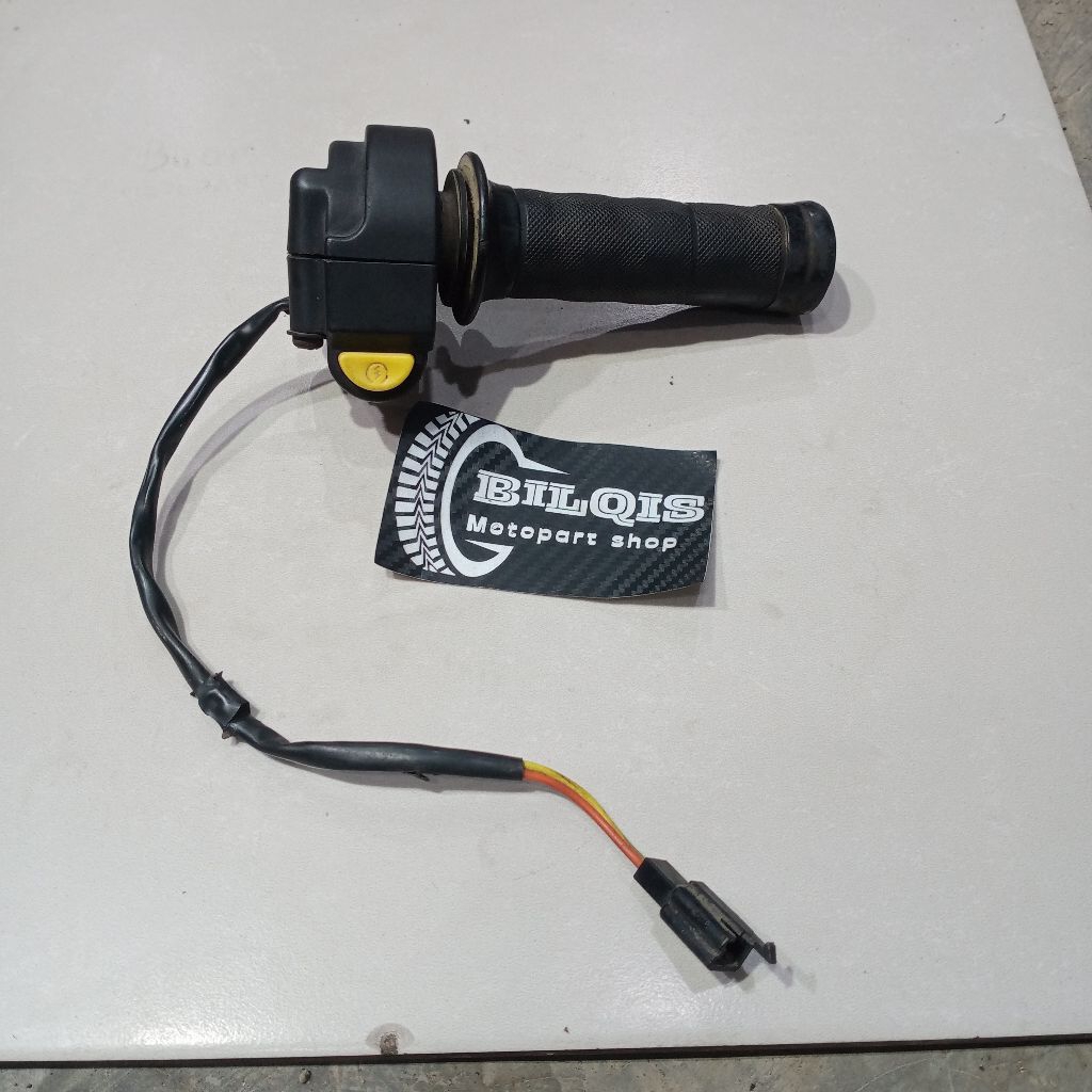 holder kanan rumah selongsong set selongsong gas ori original suzuki satria fu 150