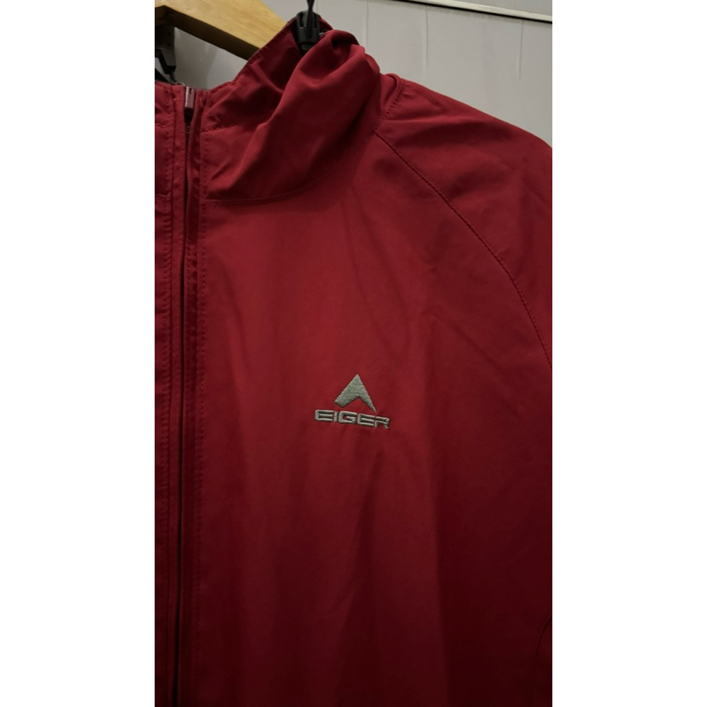 jaket Eiger pria warna merah