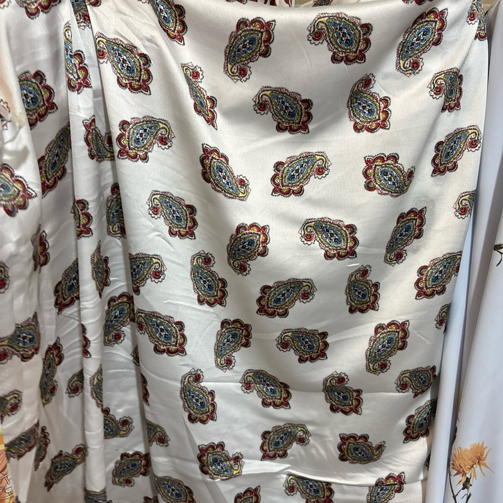 Kain Satin Silk Motif Paisley Klasik Putih - Bahan Silk Premium Mewah & Glowing - Meteran Untuk Gami