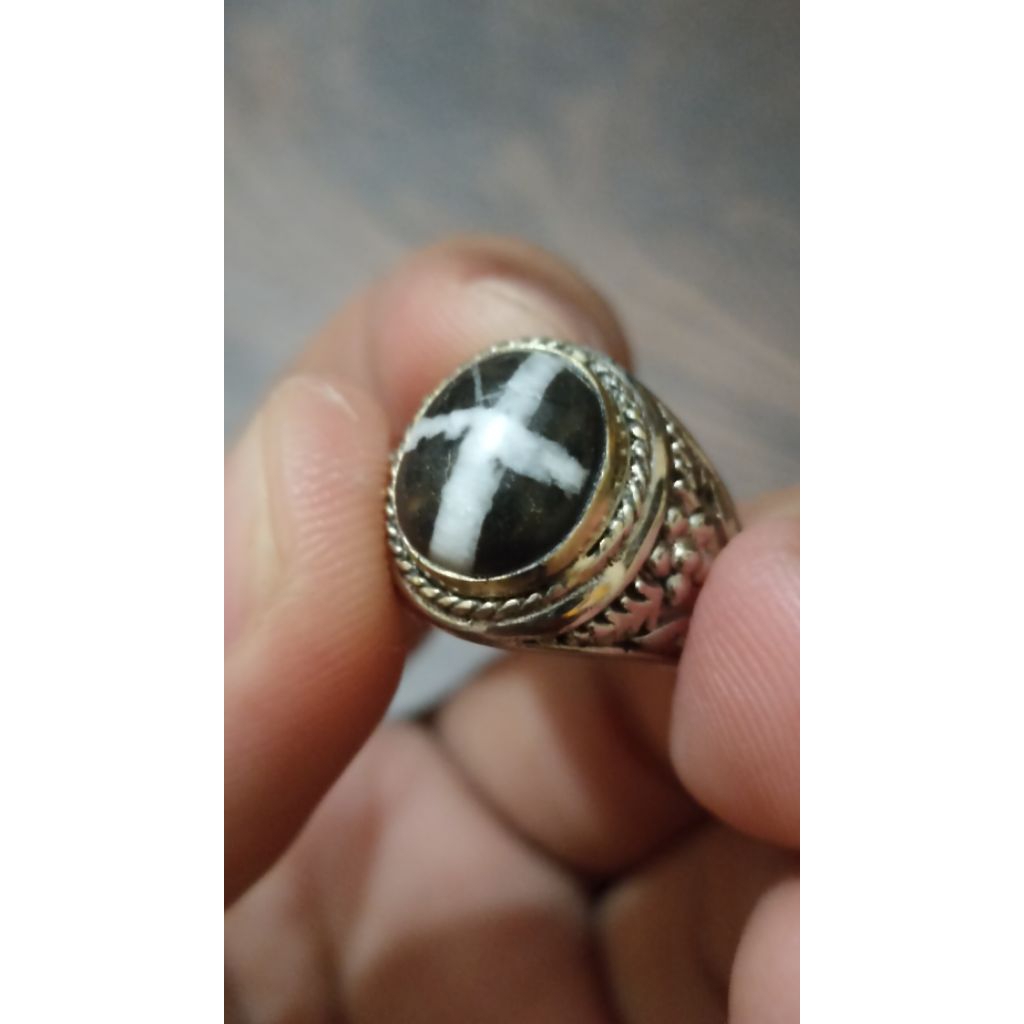 Batu Tapak Jalak Hitam Garis Tebal Tembus senter