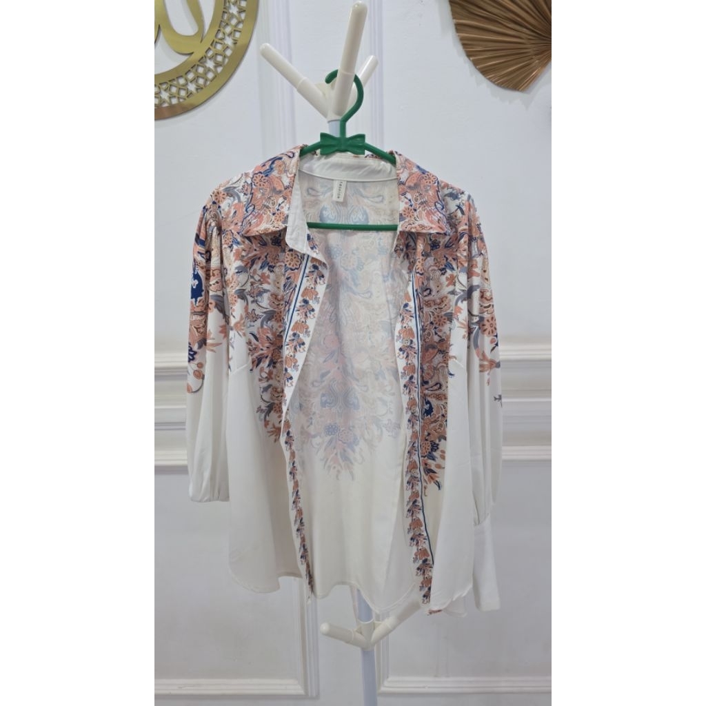 ​[PRELOVED] Kemeja Outer Wanita Putih Motif Batik Paisley - Blouse Etnik Modern