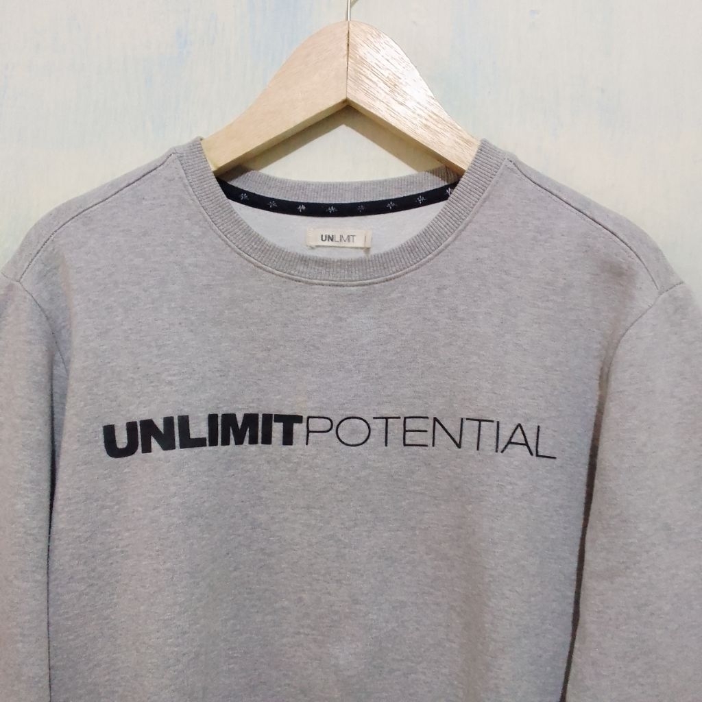 Preloved Crewneck Sweater UNLIMIT Original
