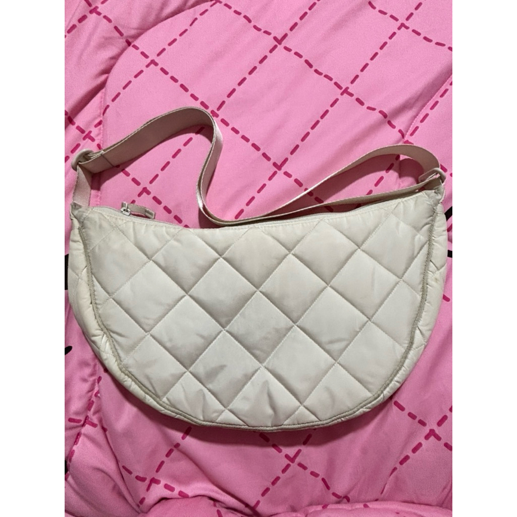 tas uniqlo slempang broken white
