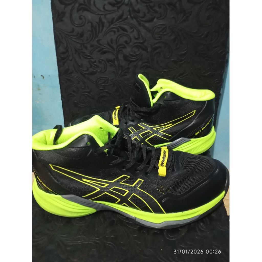 sepatu volly asics