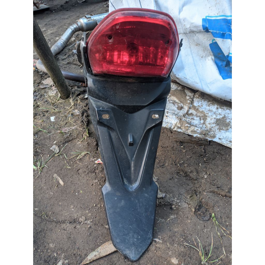 spakbor belakang Verza set lampu