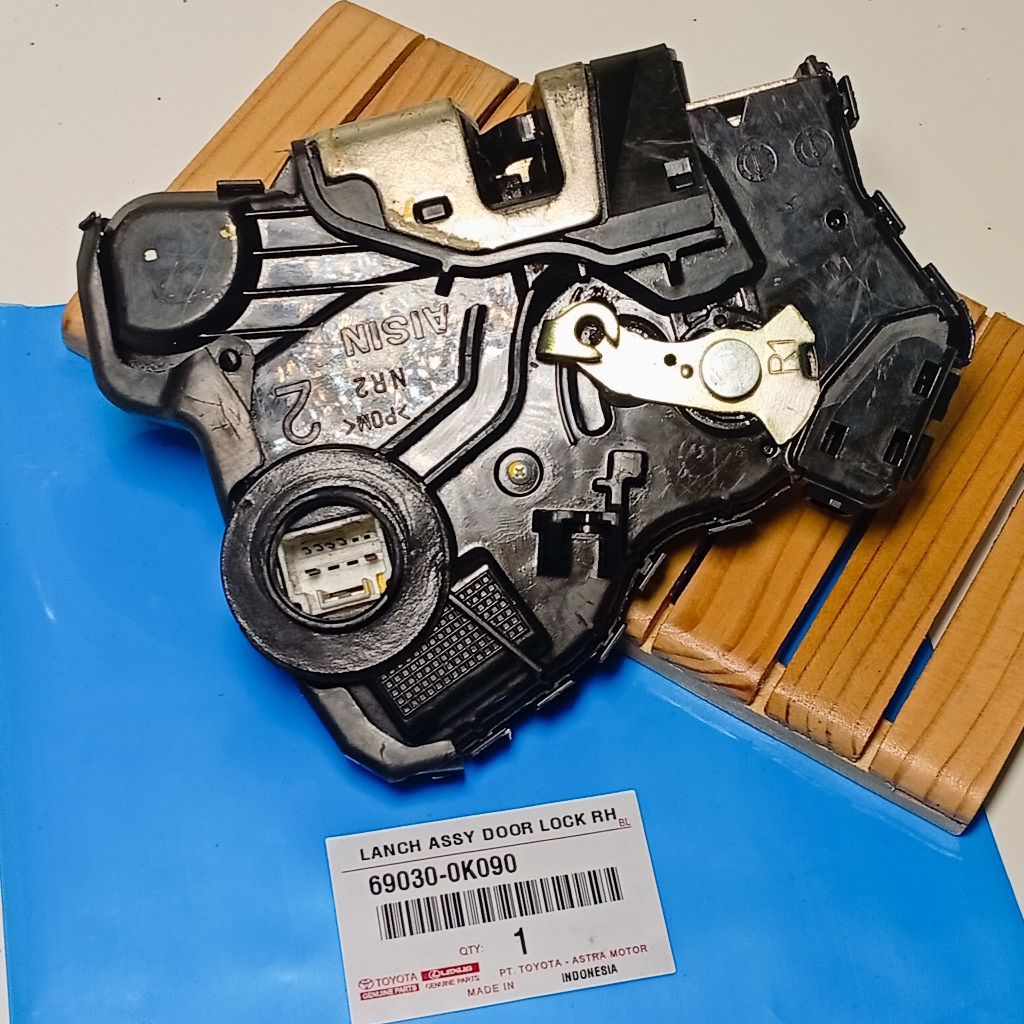 Door Lock Assy Mekanisme Pintu Akuator Kanan (PIN6) Innova Lama 69030-0K090/69030-0K080 Original