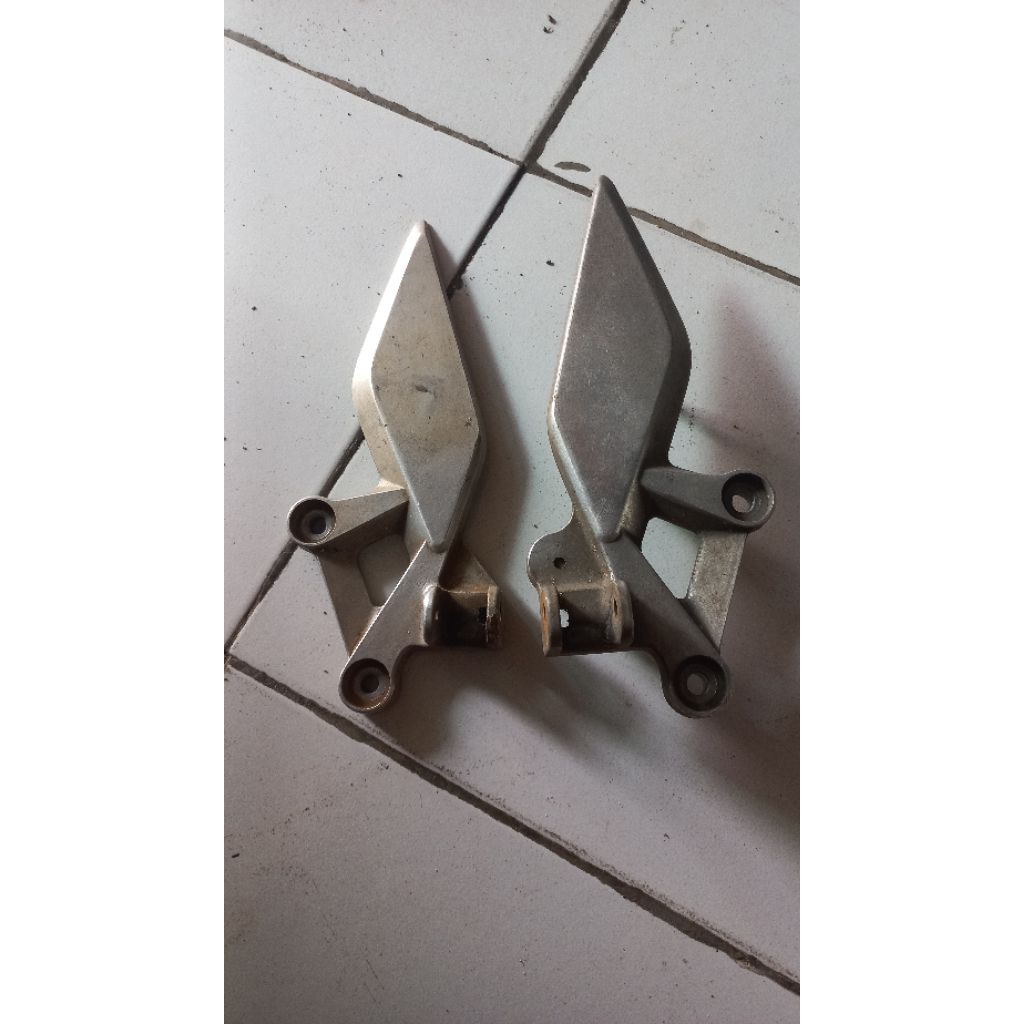 dudukan footstep depan cb150r old original