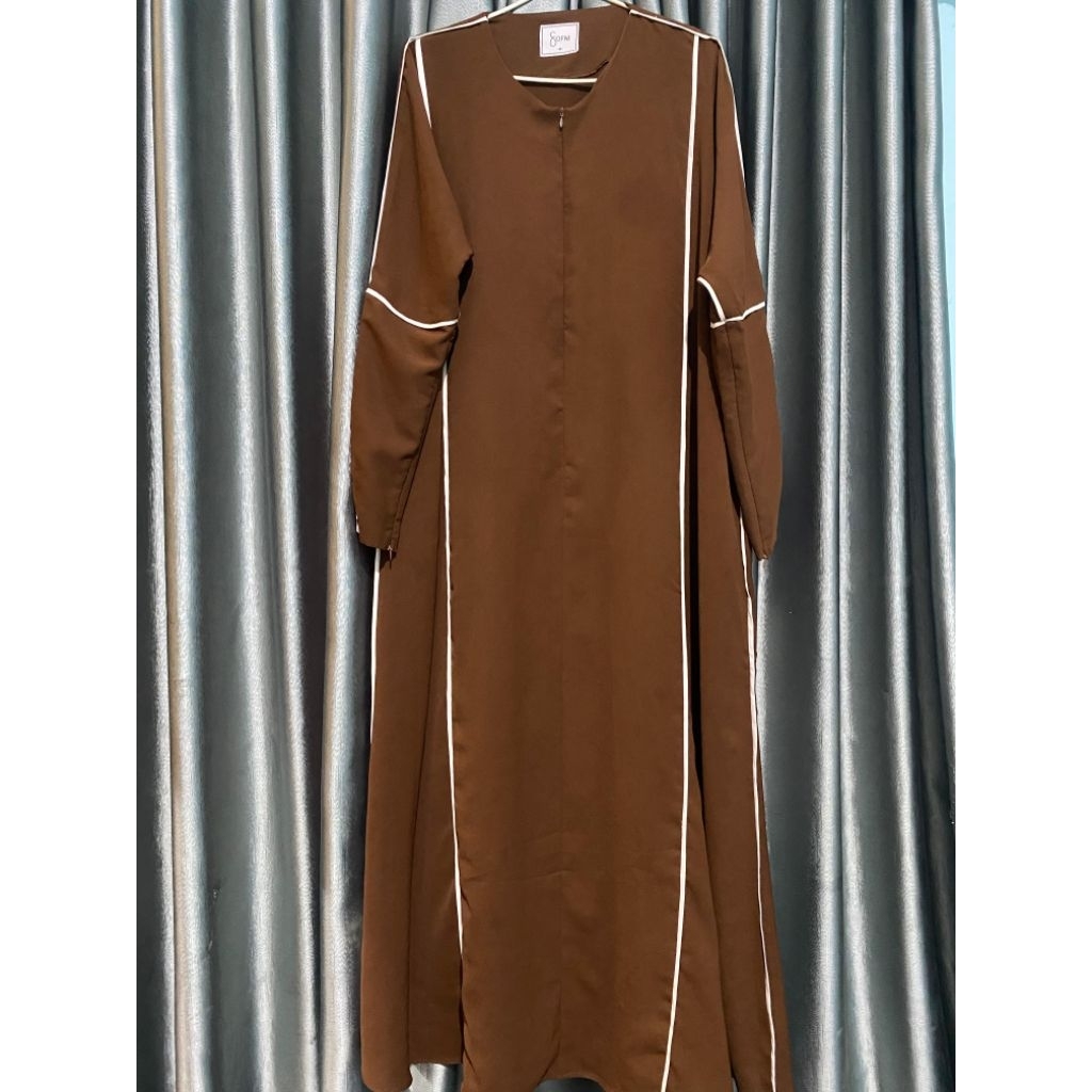 Line Abaya by Sofni