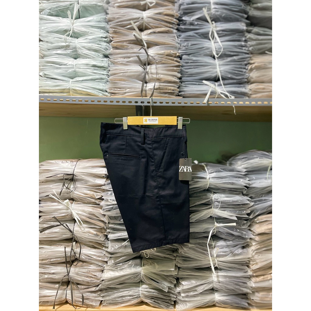 celana chino pendek pria zara warna hitam garment