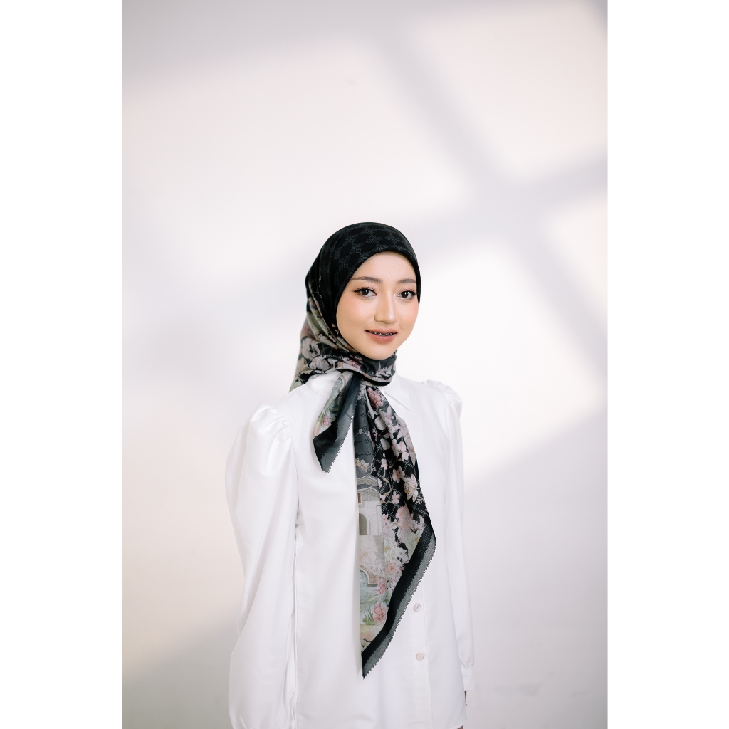Cananga - CkS Series Voile Orien Bloom Square in Black Hijab Printing