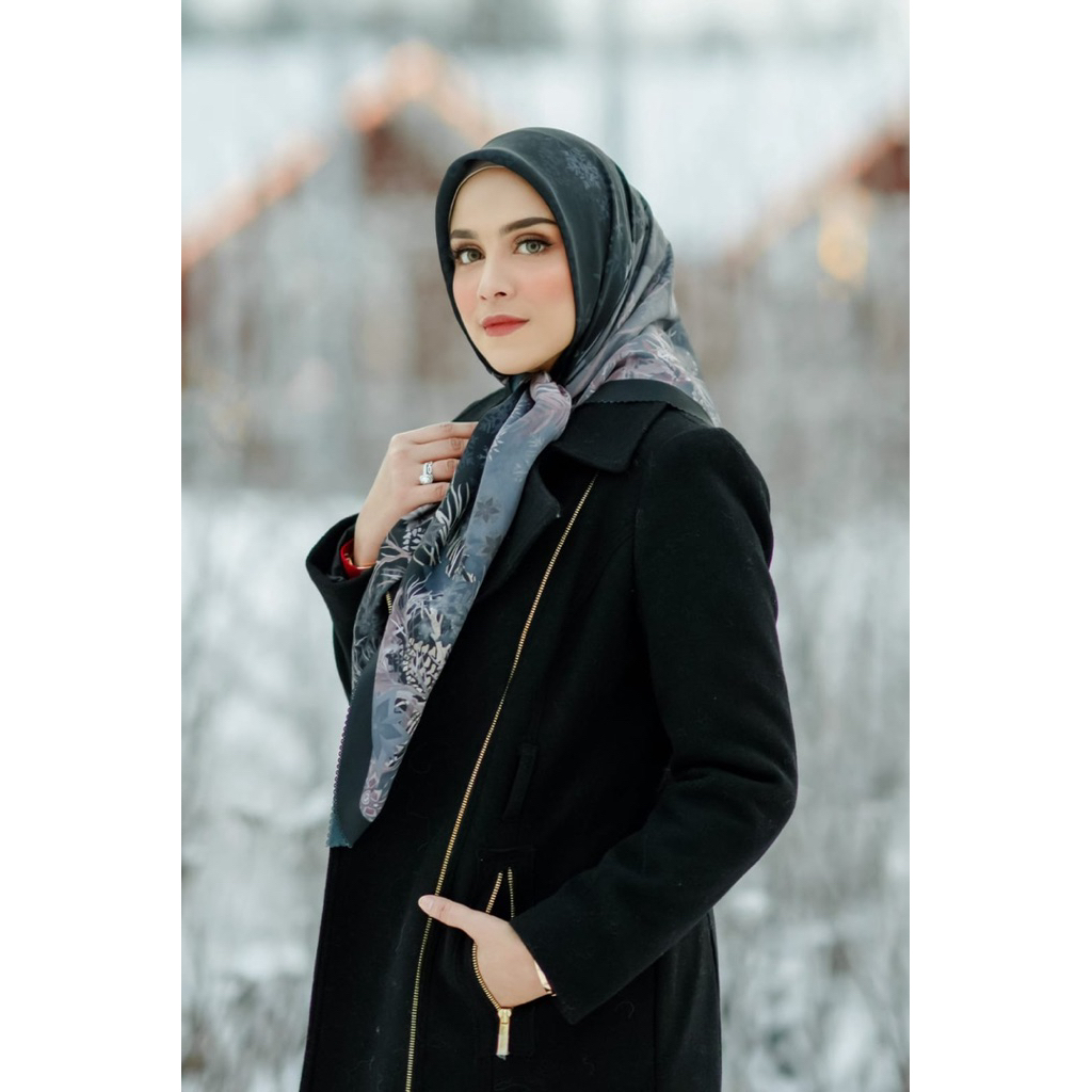 Buttonscarves Frozen Black