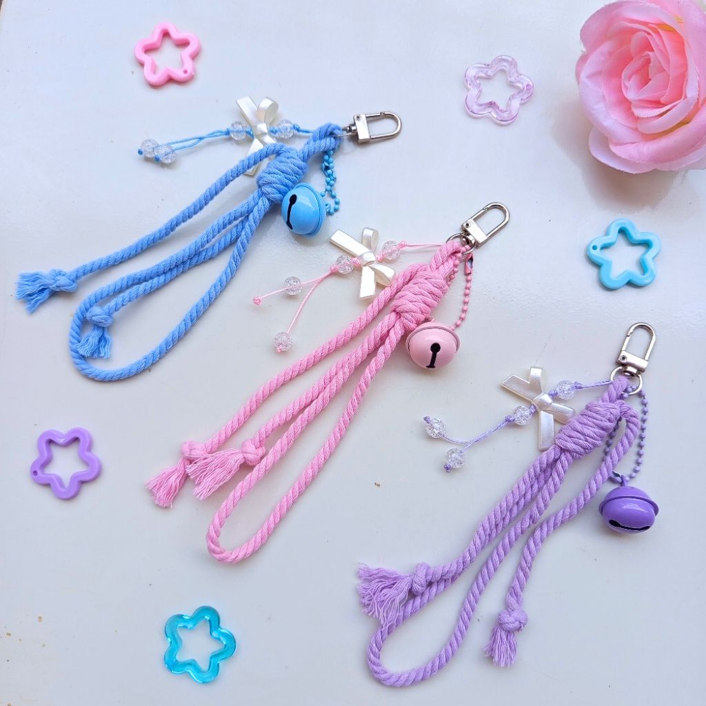 Bagcharm Tali Macrame Gantungan Tas Lucu dengan Kerincing Lonceng Warna Biru Pink dan Ungu untuk Kun