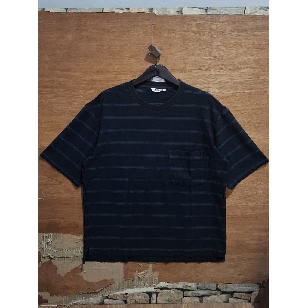 Kaos Katun Uniqlo U Pocket Salur Balok Size "XL fit XXL"