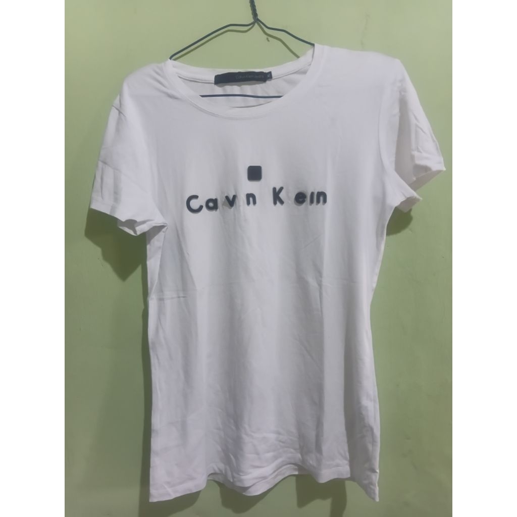 Preloved kaos wanita merk Calvin Klein putih