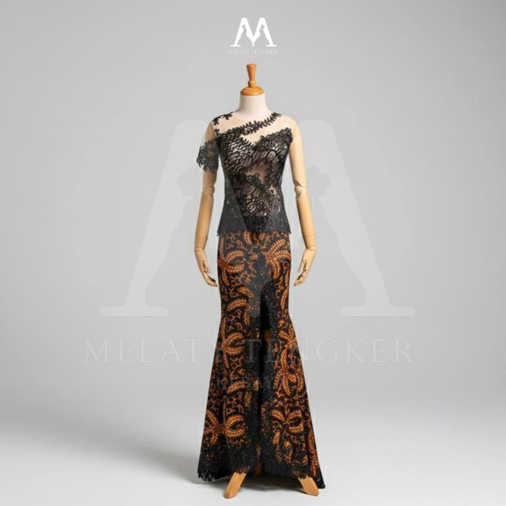Kebaya Wisuda Hitam Lace Asimetris dengan Rok Batik - Sewa Kebaya Formal Graduasi | Melati Tengker K