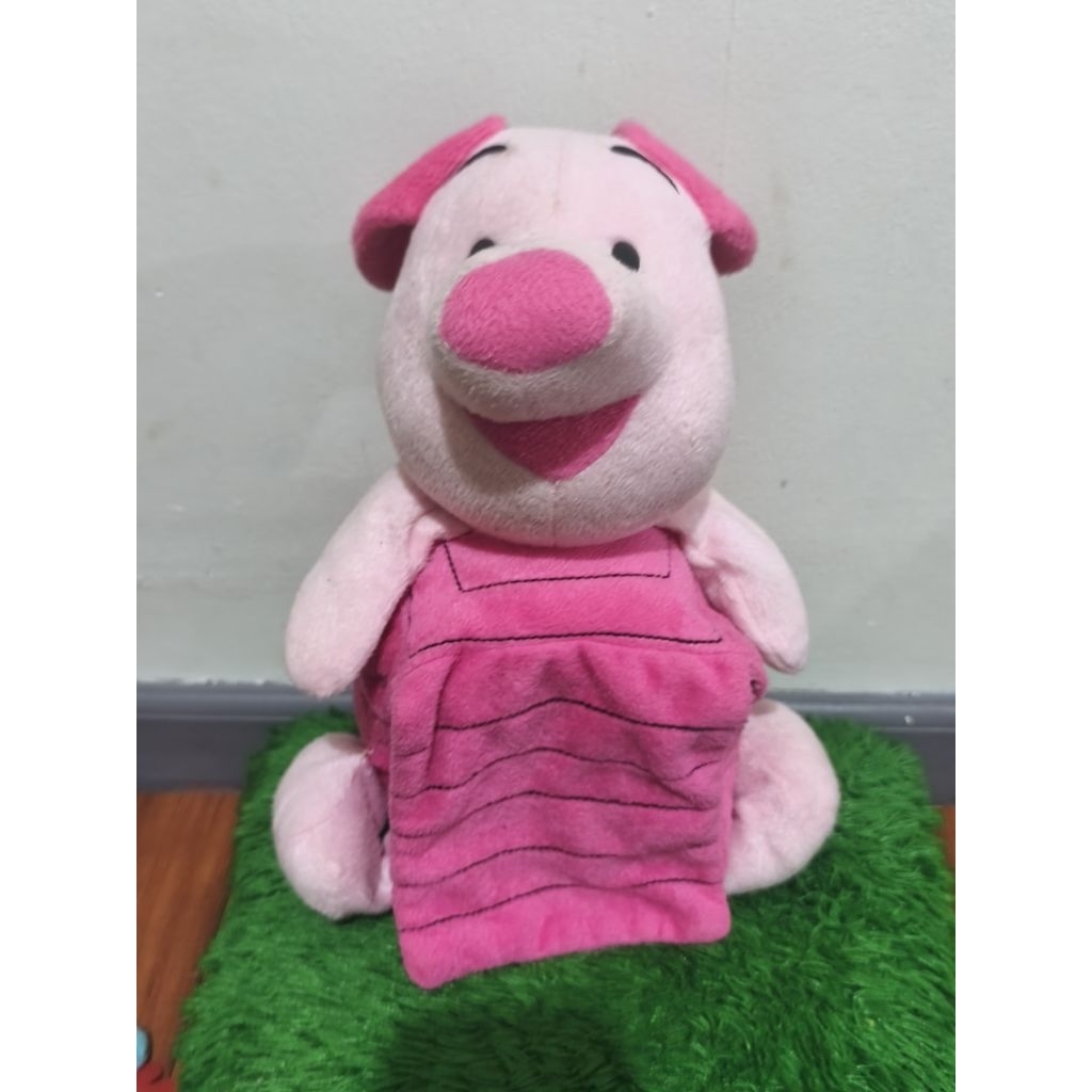 Boneka Piglet Tempat Sesuatu