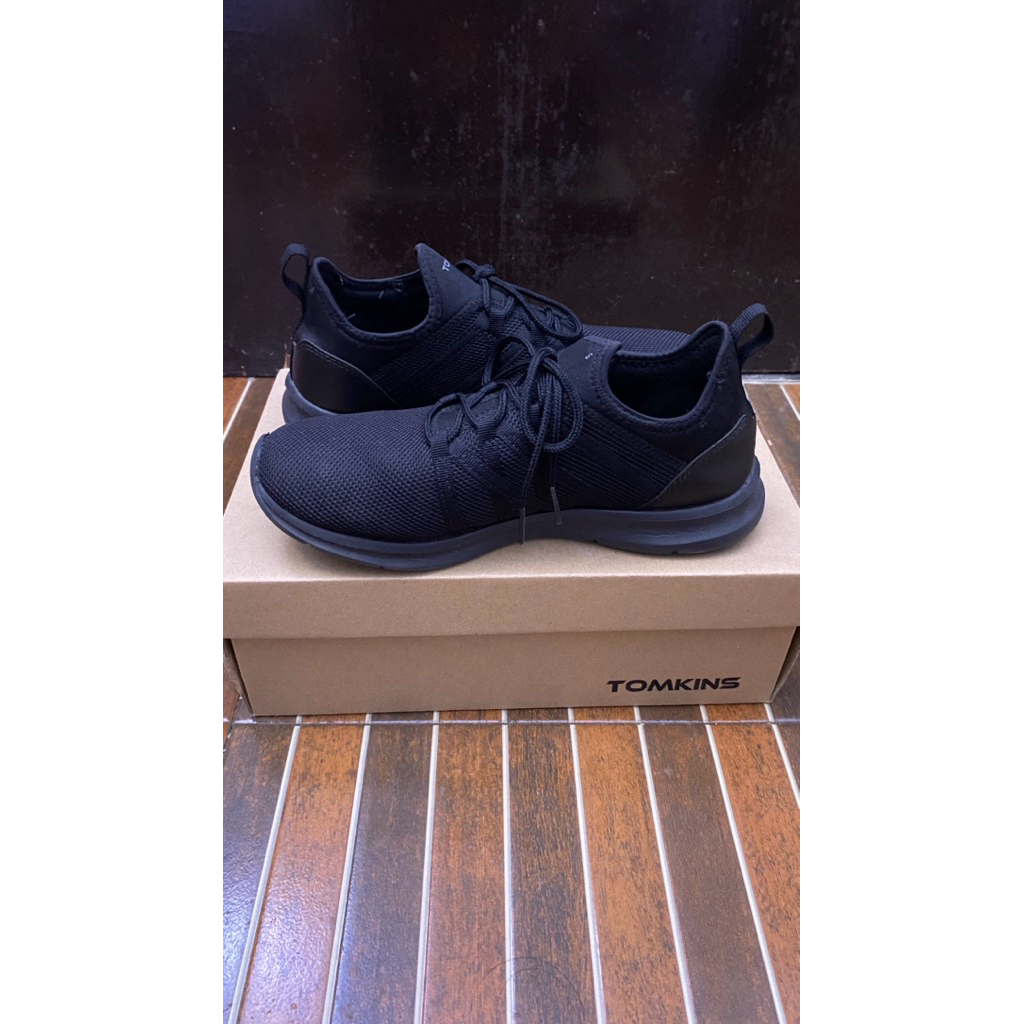 PRELOVED SEPATU HITAM TOMKINS