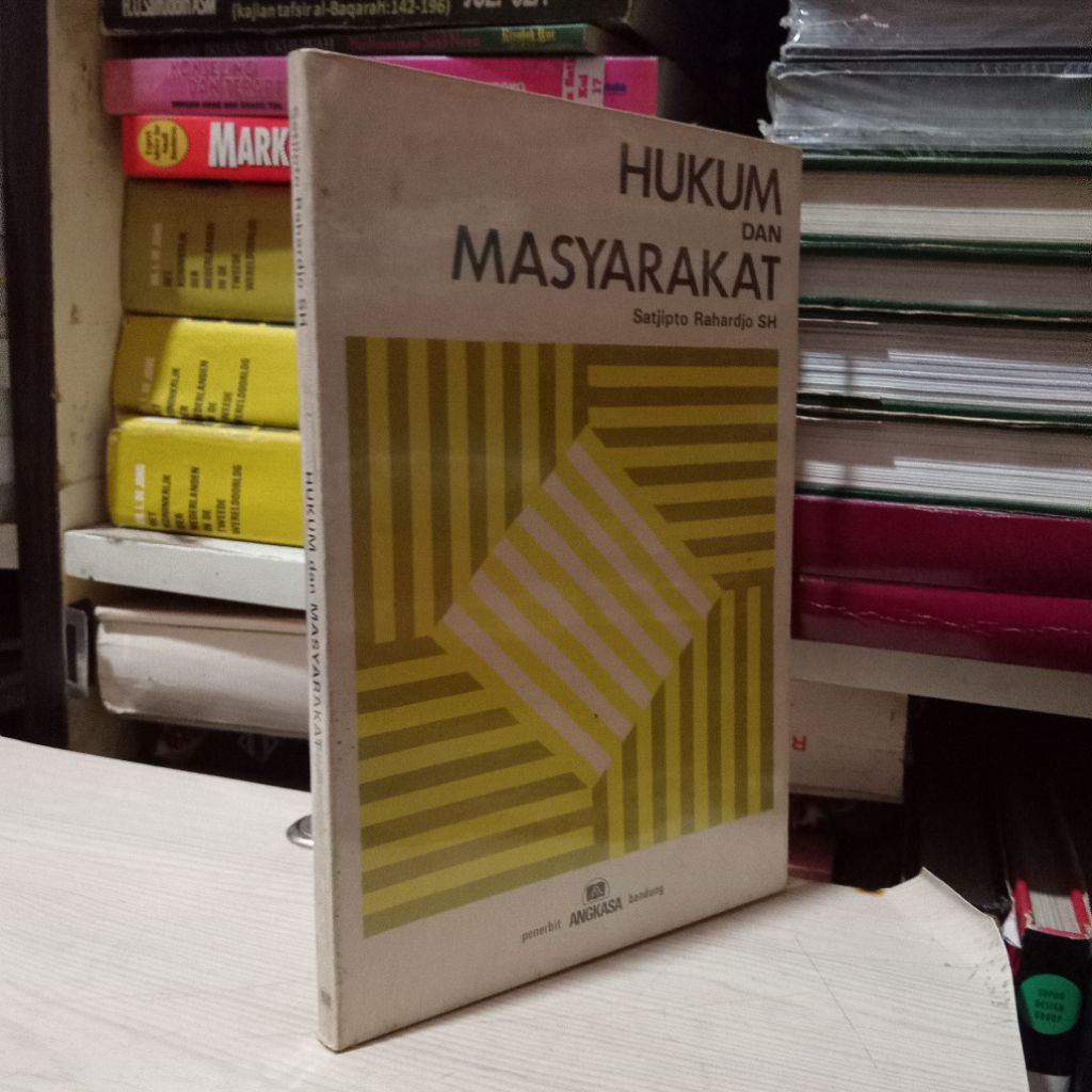 hukum dan masyarakat
