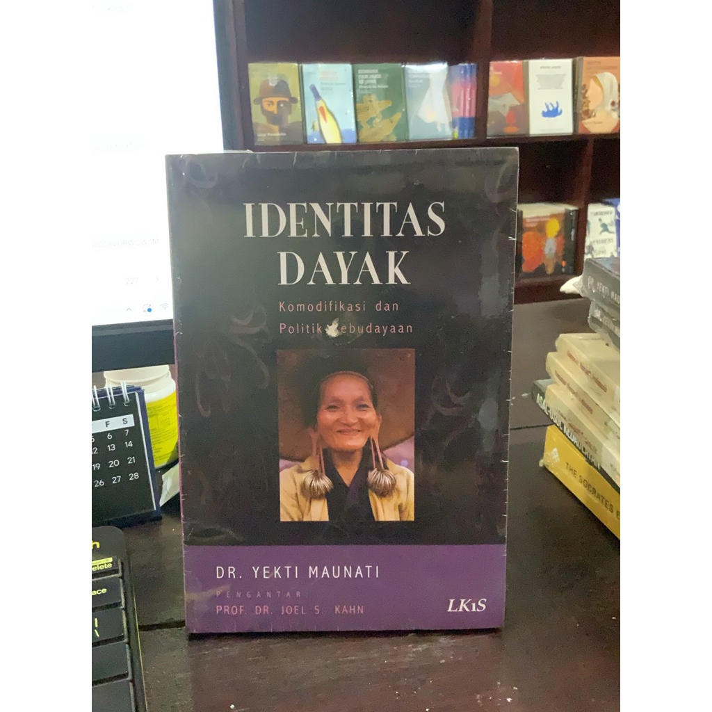 Identitas Dayak Komodifikasi dan Politik Kebudayaan - Dr. Yekti Maunawati