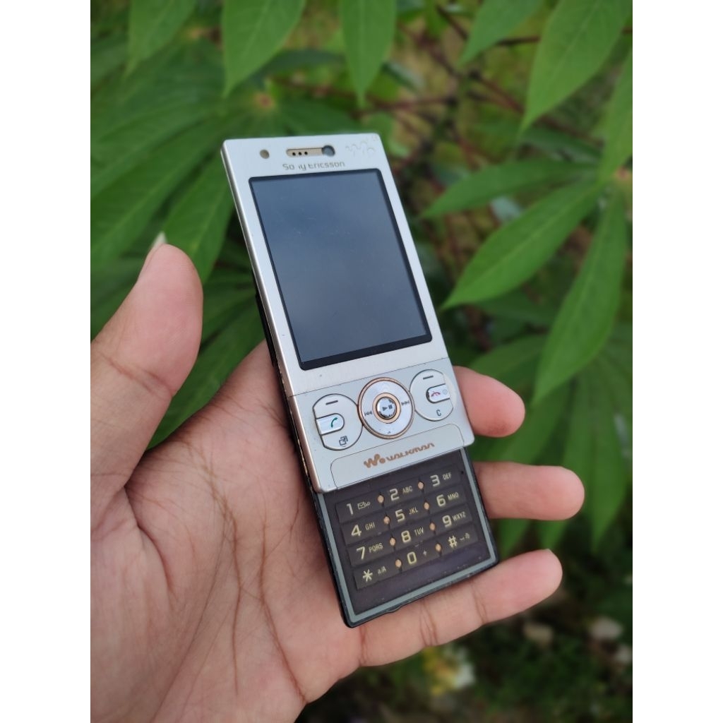 Sony Ericsson W705 bahan bukan normal