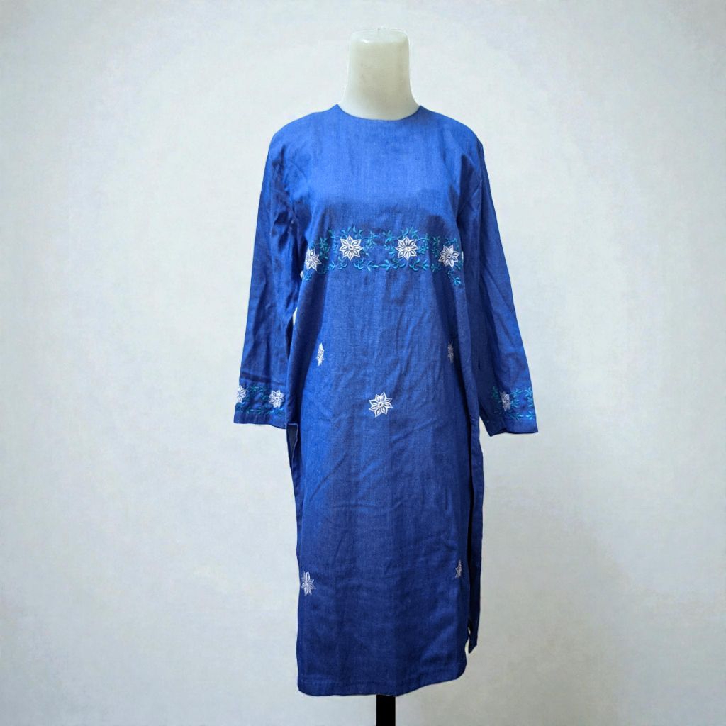 Tunik Wanita Biru Elektrik Detail Bordir Bunga Putih Bahan Katun Linen