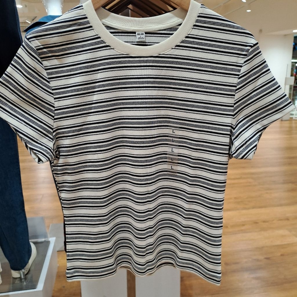 T-shirt wanita mini garis uniqlo