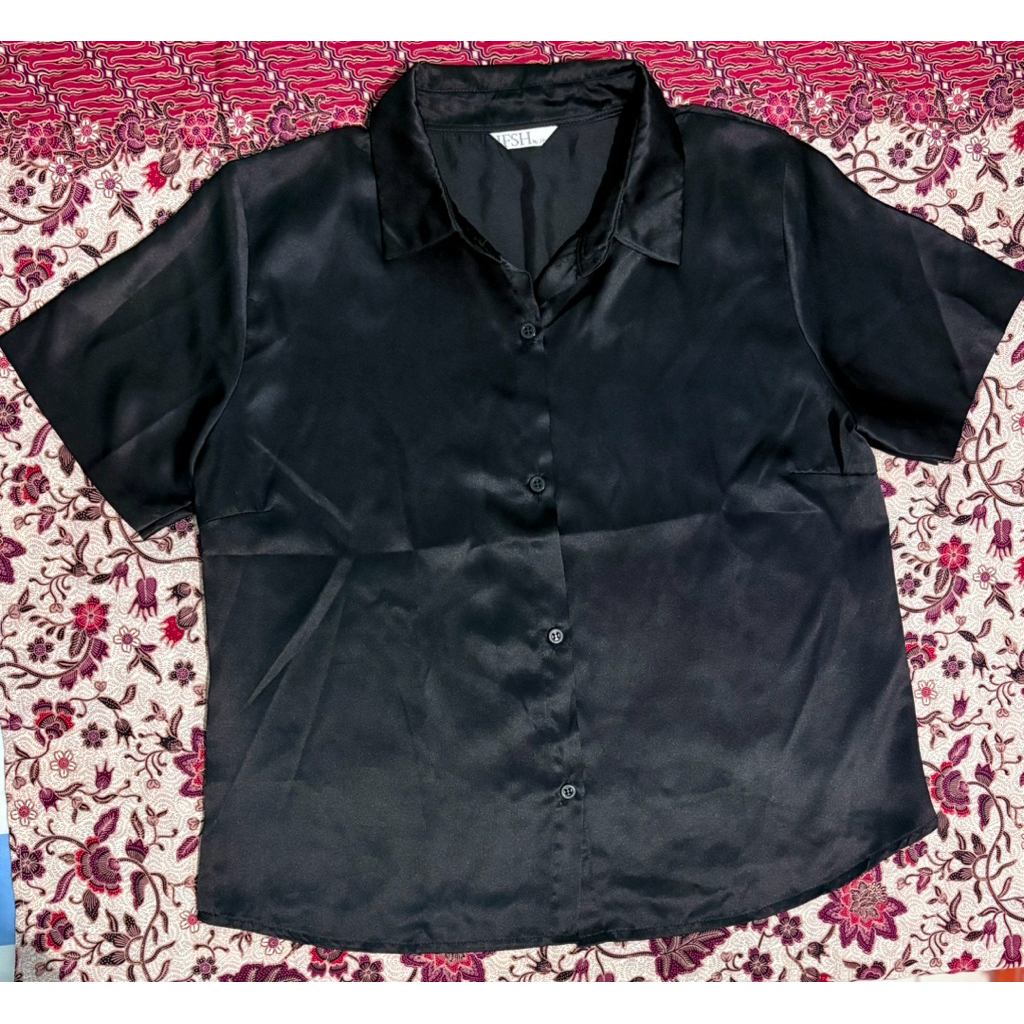 Kemeja wanita lengan pendek hitam (silk/satin)
