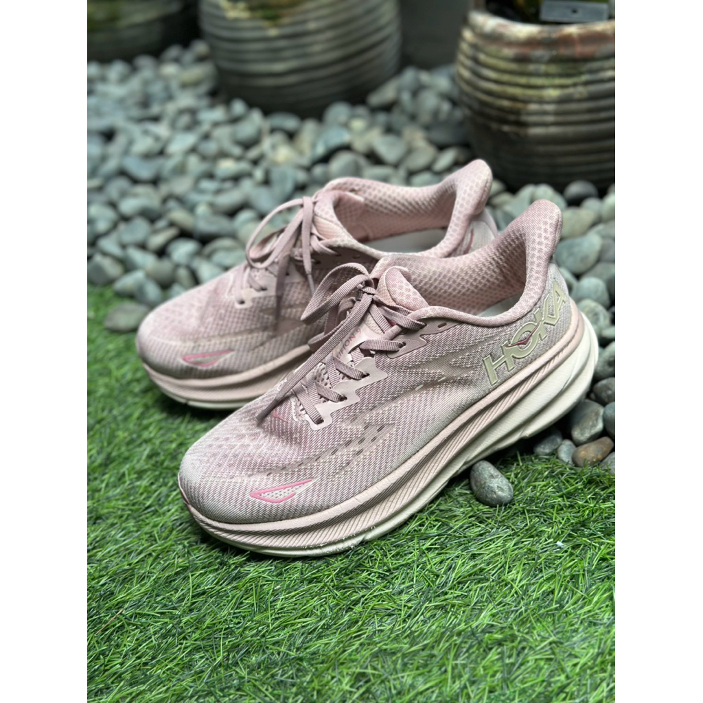 PRELOVED HOKA RUNNING SHOES