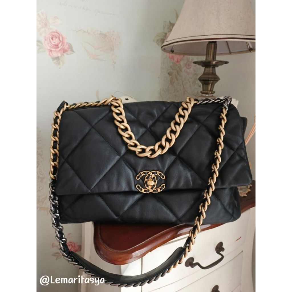 Preloved Chanel C19 Maxi size 35 Flap Bag