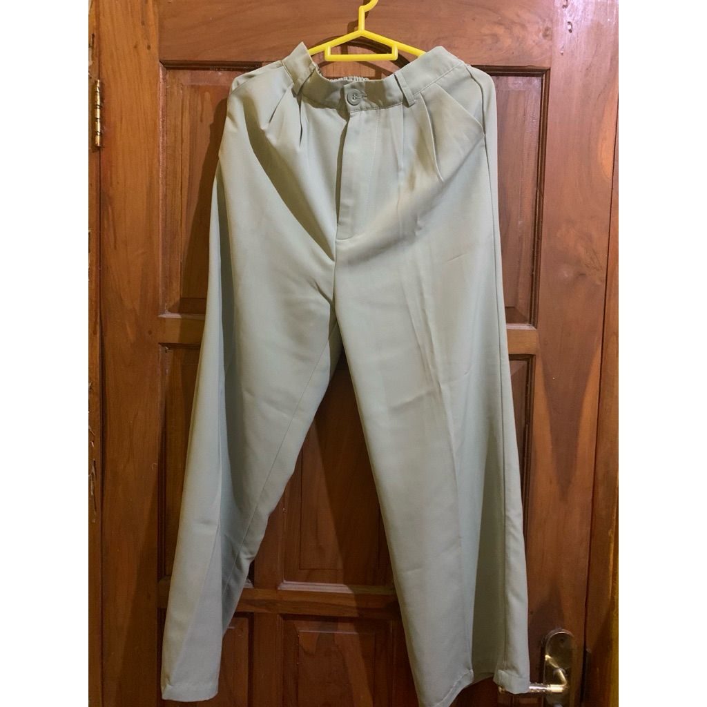 Preloved Celana Kain Hijau Sage