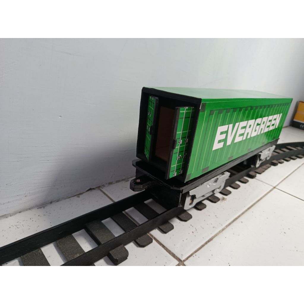 miniatur kereta kayu peti kemas khusus lokomotif bermesin