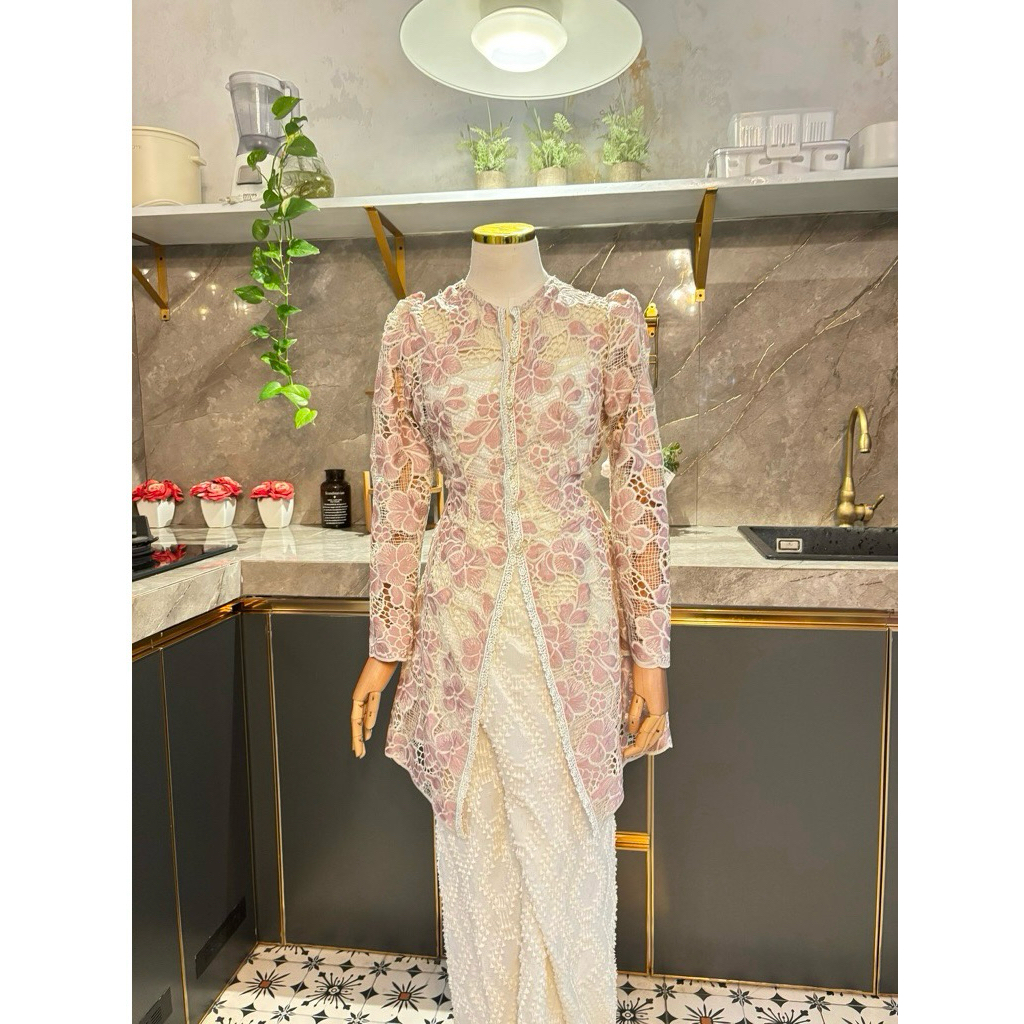 READY FOR RENT (SEWA KEBAYA) KEBAYA MONICA BY BINTANGLANGIT KEBAYA KURUNG PRADA BABY PINK PASTEL PIN